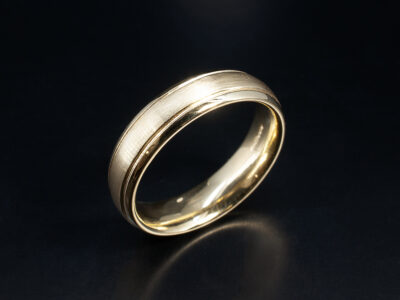 Gents Simple Wedding Band, 18kt Yellow Gold Court Shaped Design with Grooved Line Detail, 5mm Width